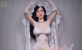 怪奴底事倍伤神？半为怜春半恼春。