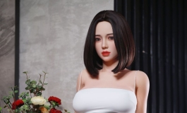 嫩寒锁梦因春冷，芳气袭人是酒香。