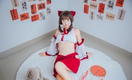 今年犯太岁的进来，我请了一位巫女来驱邪降福