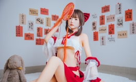 今年犯太岁的进来，我请了一位巫女来驱邪降福