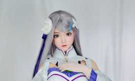 艾米莉亚碳的衣服下面有什么？