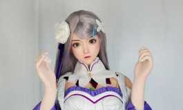 艾米莉亚碳的衣服下面有什么？