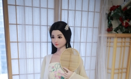 有美人兮，见之不忘