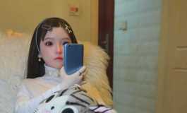 现在的女娃啊，就爱玩手机，还把老爸当搁脚凳