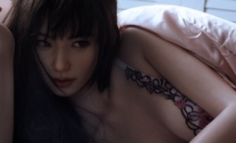 曼妙美少妇山岸逢花的床上内衣秀