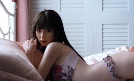 曼妙美少妇山岸逢花的床上内衣秀