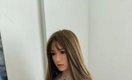 严厉控诉这种行为！她挡着不让我看电视！