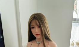 严厉控诉这种行为！她挡着不让我看电视！