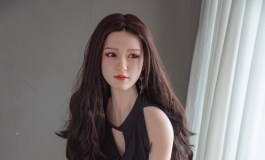 她说：来跟姐姐玩点刺激的吧！