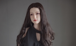 她说：来跟姐姐玩点刺激的吧！