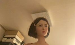 短发红裙