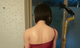 短发红裙
