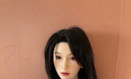 “好，保持这个姿势，衣服往下脱，往下脱...”