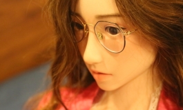 刚来少女小冰，有点害羞； 第一章