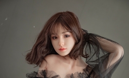 女同学一丝不挂的出现在我面前，这谁顶得住！
