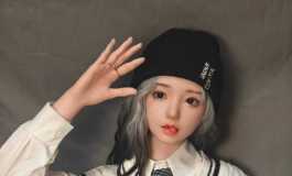懒狗爬起来拍照了