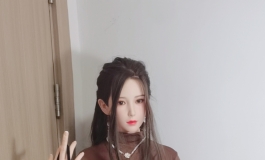 霓裳买了新衣服非要臭美一下