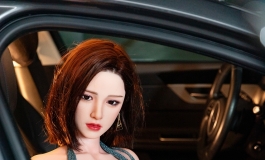 来接女朋友下班了，地下车库de愛情？