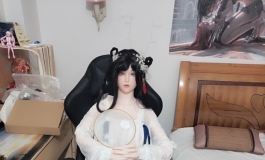 逸仙:“指挥官，有什么需要我做的吗？什么都可以哦”