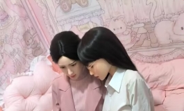凯拉：姐姐在看什么，我也要看！