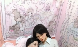 凯拉：姐姐在看什么，我也要看！