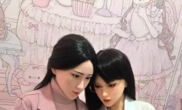 凯拉：姐姐在看什么，我也要看！