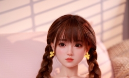 本来是想拍摄清纯学妹风格，结果拿到身体才发现太小了，所以只能拍这种少女风了