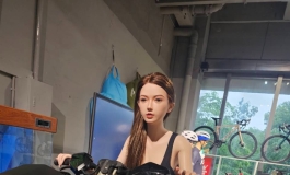快艇上的晓悦是否和一样骑行的羽萱备受大家的好评-悦互动yuedoll
