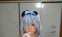 今天换了一套衣服，假发不会梳。。