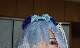 今天换了一套衣服，假发不会梳。。